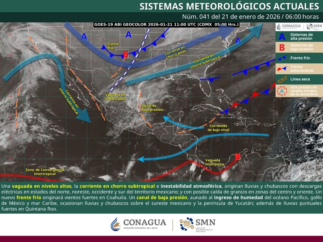 Habitantes de Quintana Roo caminan bajo la lluvia debido a la entrada de humedad del Mar Caribe.