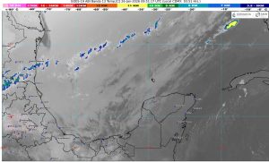 El frente frío en Quintana Roo provocará cielos nublados y lluvias puntuales durante este lunes.