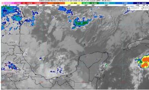Habitantes y turistas caminan bajo la lluvia intermitente causada por el frente frío en Quintana Roo.