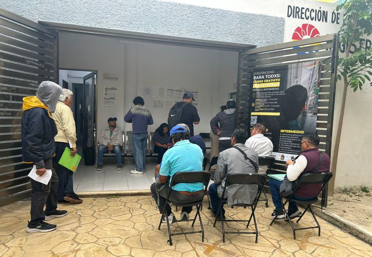 Decenas de ciudadanos llegan desde la noche anterior para alcanzar una de las 35 fichas que entrega el Registro Civil.