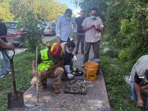 Personal especializado de salud realiza el levantamiento de jeringas y agujas localizadas en un terreno de la avenida Petempich.