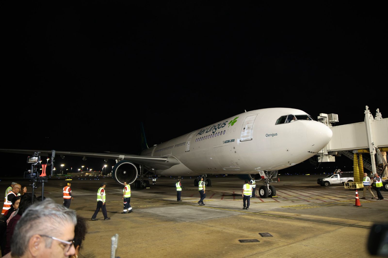 Autoridades estatales y directivos de la aerolínea Aer Lingus celebran el primer vuelo directo desde Irlanda al Caribe Mexicano.