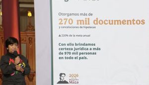 La titular de Sedatu, Edna Vega Rangel, presenta las gráficas de crecimiento del programa habitacional durante el informe anual 2025.