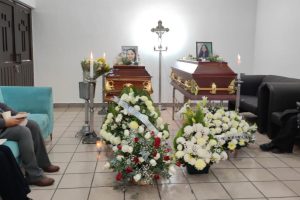 Familiares y amigos de las víctimas exigen justicia para Cindy y Teresita durante los servicios funerarios realizados en Cuautitlán.