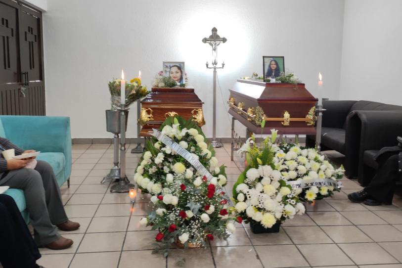 Familiares y amigos de las víctimas exigen justicia para Cindy y Teresita durante los servicios funerarios realizados en Cuautitlán.