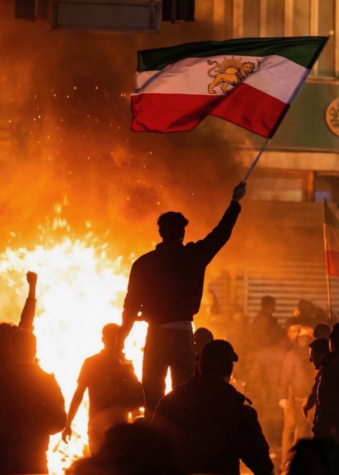 Irán vive una ola de protestas sin precedentes por la crisis económica y demandas de cambio de régimen. El gobierno responde con apagón de internet y amenazas de pena de muerte.