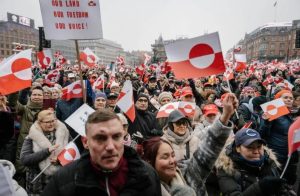 Habitantes de Copenhague se reúnen frente al parlamento para rechazar los aranceles impuestos por el gobierno de Estados Unidos.
