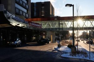 Familiares y activistas protestan afuera del centro de detención tras conocerse el caso de abuso policial contra un mexicano.