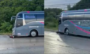 La motocicleta quedó destruida tras ser arrastrada por el camión de pasajeros durante los recientes accidentes viales en Cancún.