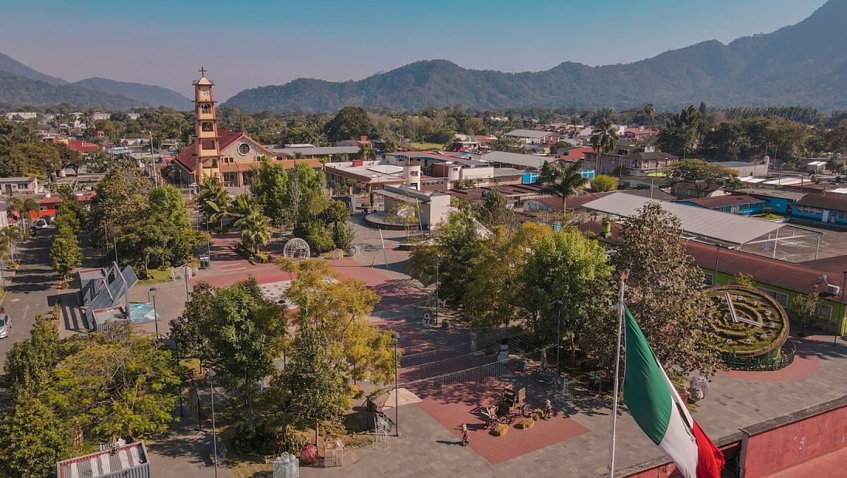 La represa de Ixtaczoquitlán presenta capas de espuma y olores químicos que alarman a la población.