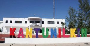 Habitantes de Kantunilkín se reúnen para organizar la colecta de firmas contra el alza de impuestos.