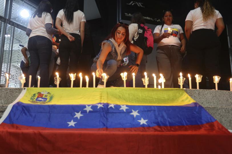 Familiares de los periodistas liberados esperan noticias oficiales a las afueras de los centros de reclusión en Caracas.