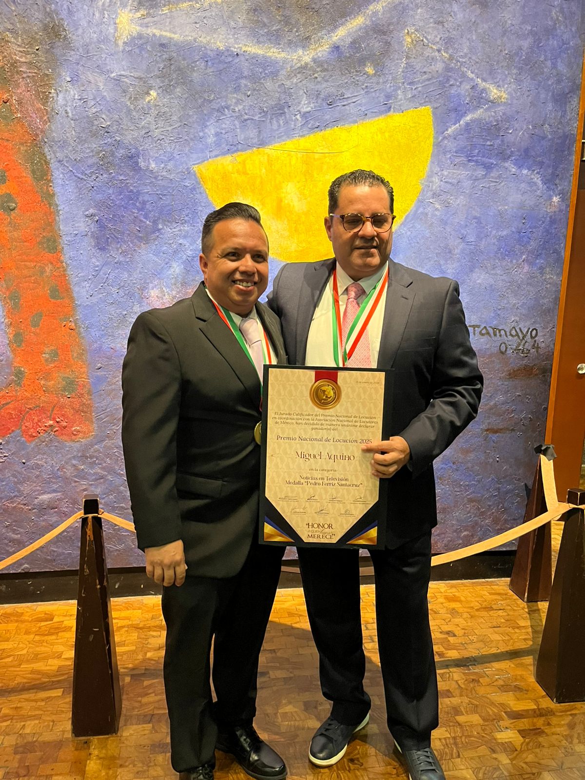 Miguel Aquino recibe la medalla Pedro Ferriz Santa Cruz por su destacada carrera de 29 años en los medios.