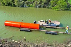 El nuevo muro flotante en el río Bravo utiliza boyas de alta visibilidad para disuadir el cruce de personas.
