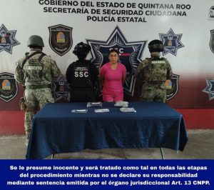 La detenida fue sorprendida mientras manipulaba dosis de estupefacientes en la supermanzana 248 para combatir el narcomenudeo en Cancún.