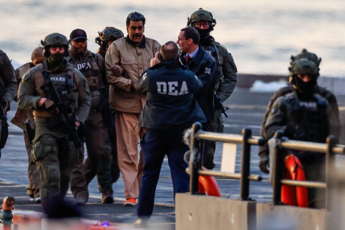 Nicolás Maduro y Cilia Flores arriban al tribunal federal de Manhattan bajo una estricta custodia de agentes de la DEA.