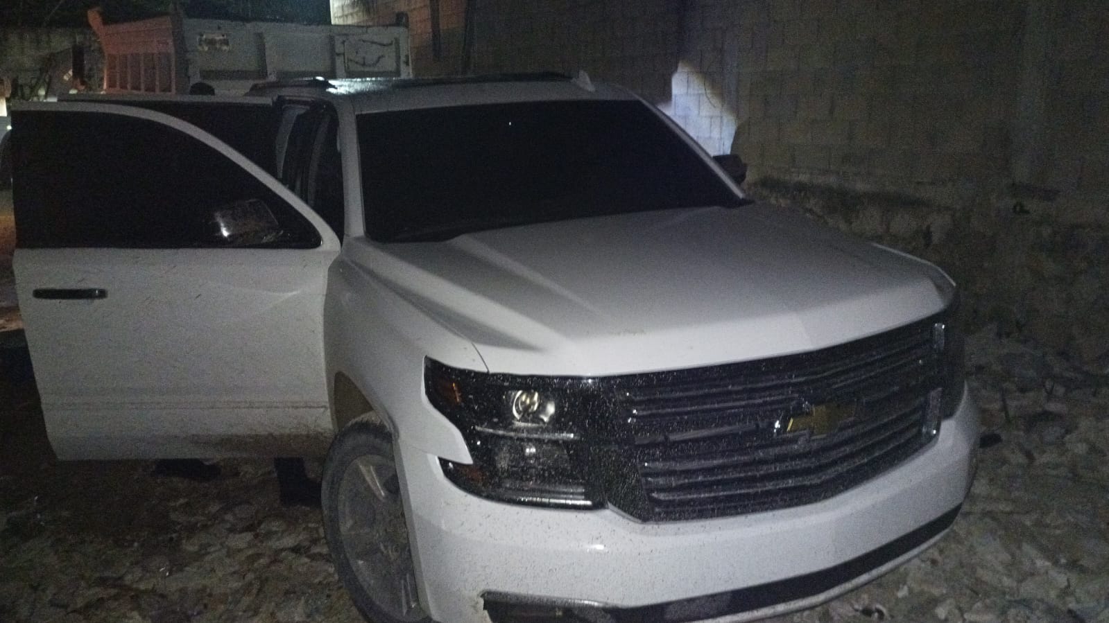 Autoridades municipales y estatales resguardan la zona de la persecución para recolectar evidencias balísticas.