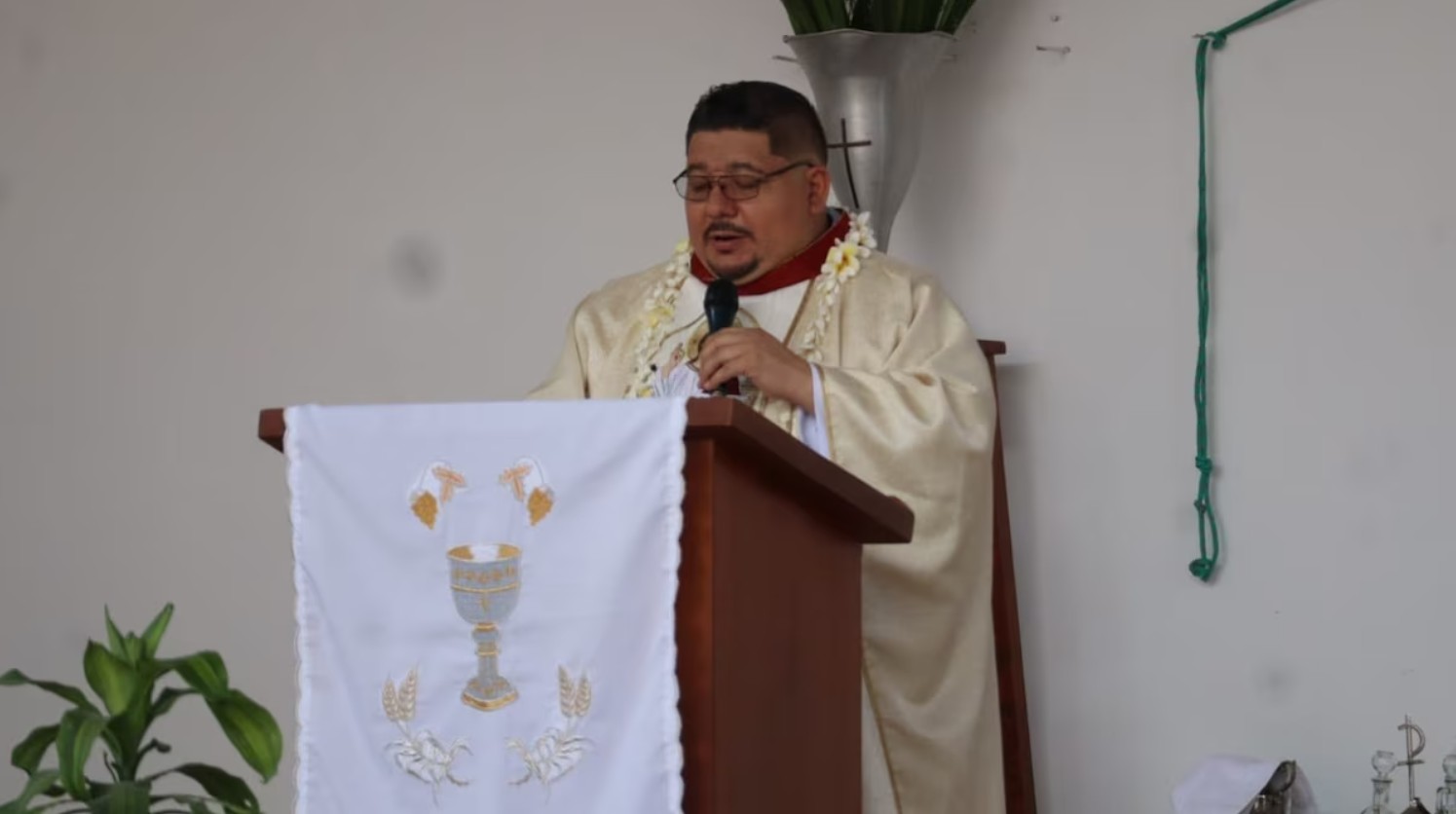 El sacerdote Filiberto Velázquez encabezó diversas jornadas de búsqueda de personas desaparecidas antes de su salida forzada del estado.