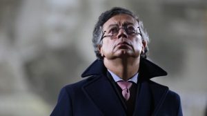 El presidente Gustavo Petro defiende el incremento tributario durante un evento público en la capital colombiana.