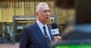 El empresario Ricardo Salinas Pliego en la CIDH entrega el expediente de 100 páginas al relator especial Pedro Vaca en Washington.