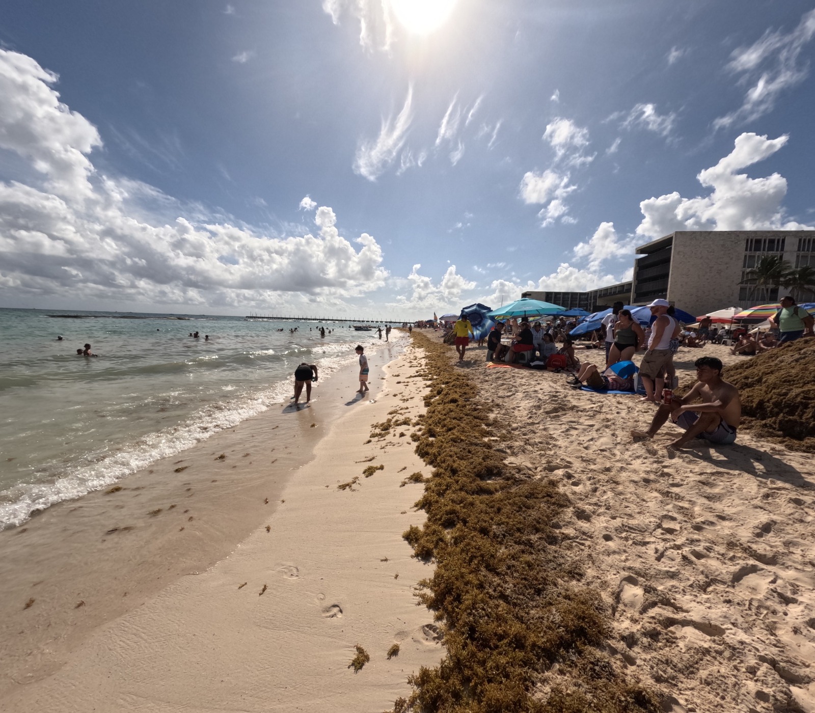 El personal de la Marina prepara los tramos de barreras que detendrán el avance del alga en el mar.