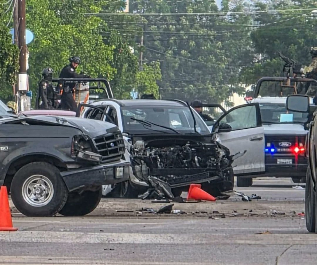 La camioneta oficial del secretario de seguridad presenta diversos impactos de proyectil tras la agresión armada registrada en el sector Aeropuerto.
