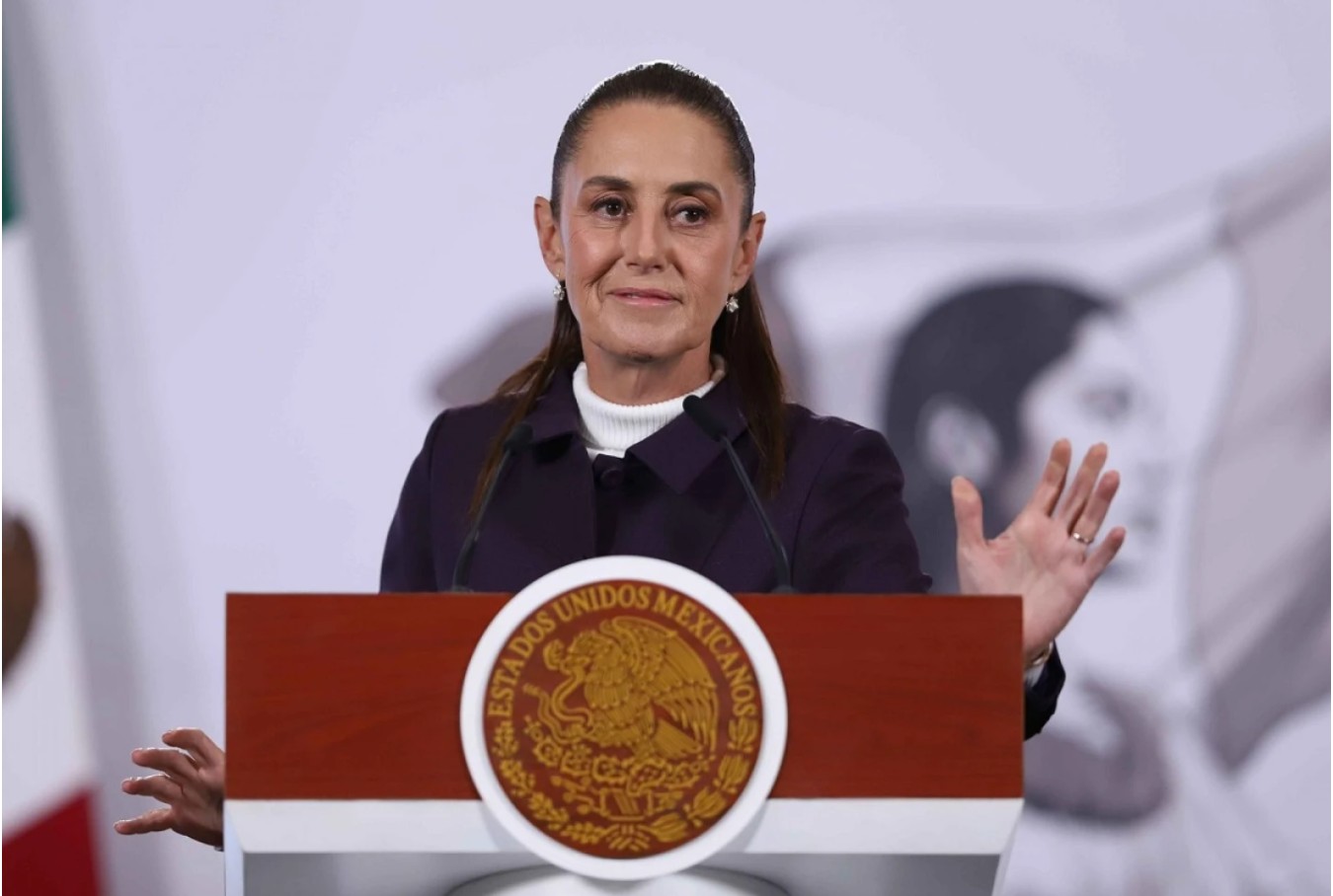 La presidenta Claudia Sheinbaum explica los beneficios de la integración económica regional durante su conferencia en Palacio Nacional.