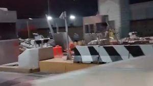 El tráiler quedó incrustado en la cabina de cobro tras la fallida huida de los delincuentes armados.