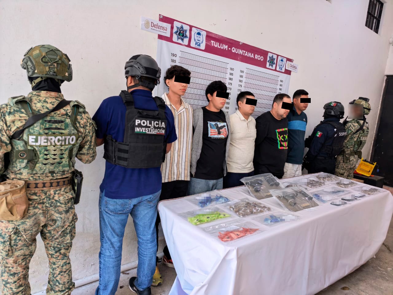 Autoridades de la Fiscalía General del Estado presentan las armas y sustancias aseguradas durante los operativos contra el narcomenudeo en Tulum.