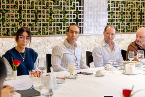 El alcalde Diego Castañón Trejo encabeza la mesa de trabajo con hoteleros para mitigar el arribo de sargazo en Tulum.