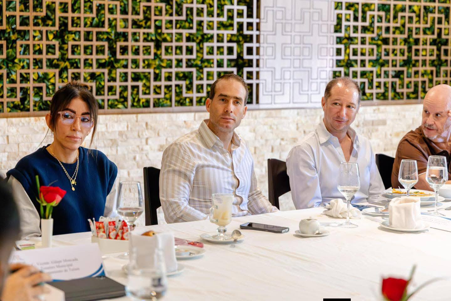 El alcalde Diego Castañón Trejo encabeza la mesa de trabajo con hoteleros para mitigar el arribo de sargazo en Tulum.