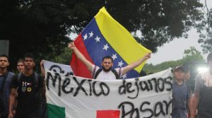 Miles de ciudadanos venezolanos permanecen en campamentos improvisados dentro de la Ciudad de México esperando una resolución a su estatus legal.