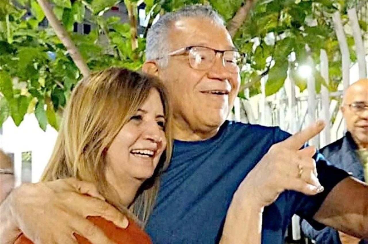 Familiares de los detenidos se reúnen en las afueras de los centros penitenciarios para esperar la salida de sus seres queridos.