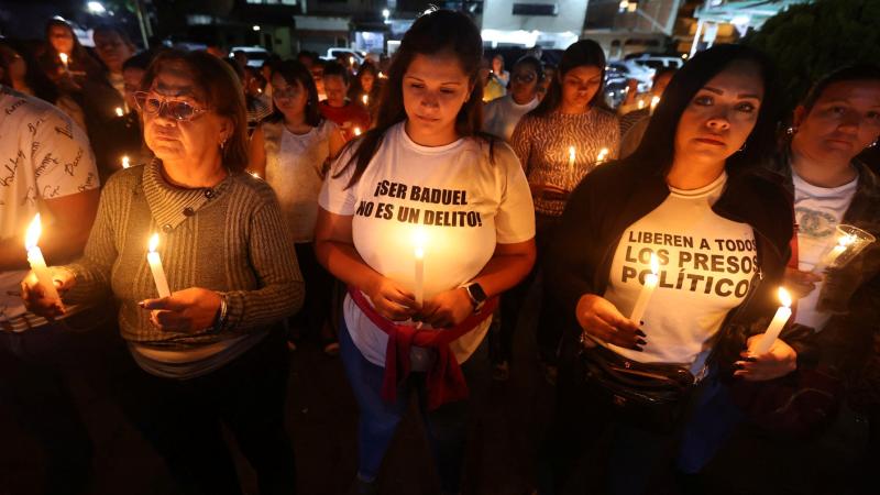 Familiares de los detenidos esperan noticias afuera de las cárceles venezolanas tras el anuncio oficial de excarcelaciones.