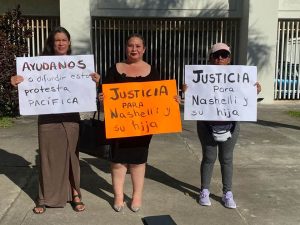 Madres de familia se manifiestan frente a los juzgados de Playa del Carmen para exigir procesos judiciales justos y transparentes.