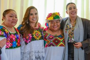 Las artesanas de Xpichil muestran sus bordados tradicionales a las autoridades en el pabellón Ventana a México.