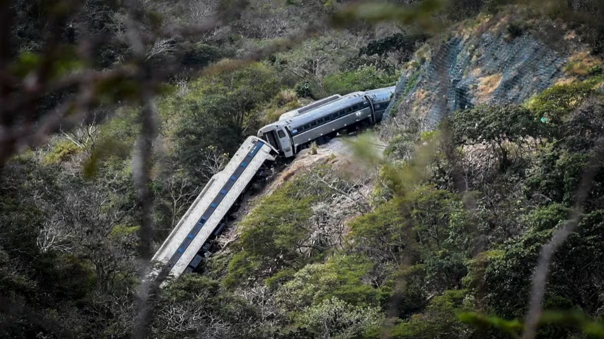 Familiares de las víctimas del Tren Interoceánico acuden a las instalaciones de la FGR para exigir una investigación profunda sobre el descarrilamiento.