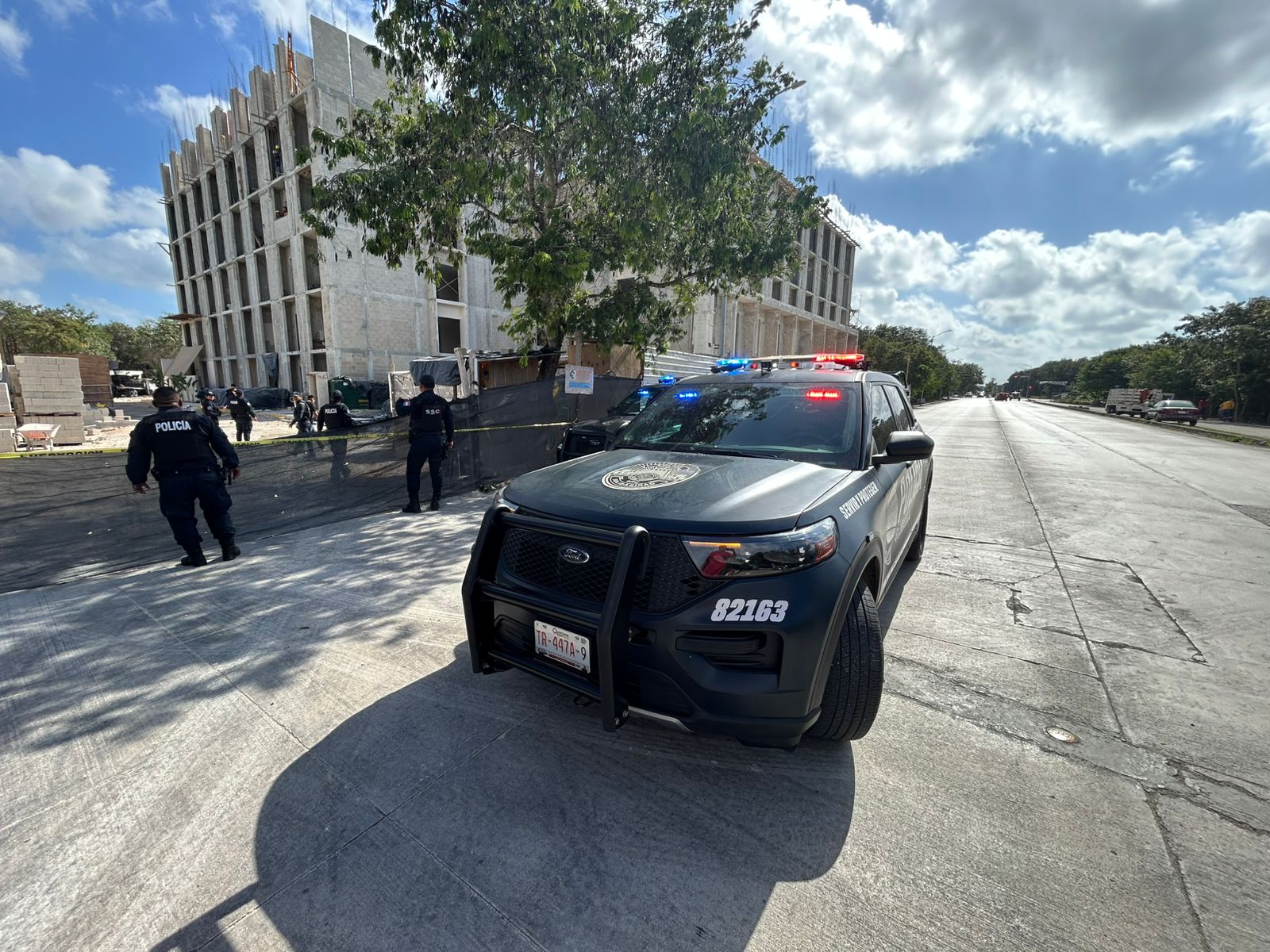 Elementos policiales resguardan el edificio "Gobernador 28" tras confirmarse el deceso de un trabajador por un accidente en construcción.