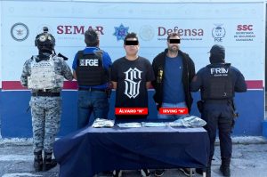 Agentes de la Guardia Nacional custodian el perímetro donde se realizaron las detenciones por delitos contra la salud en Cancún.