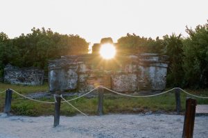 Habitantes de Cozumel se reunieron en Punta Sur para observar la alineación del sol con la ventana superior del edificio El Caracol.