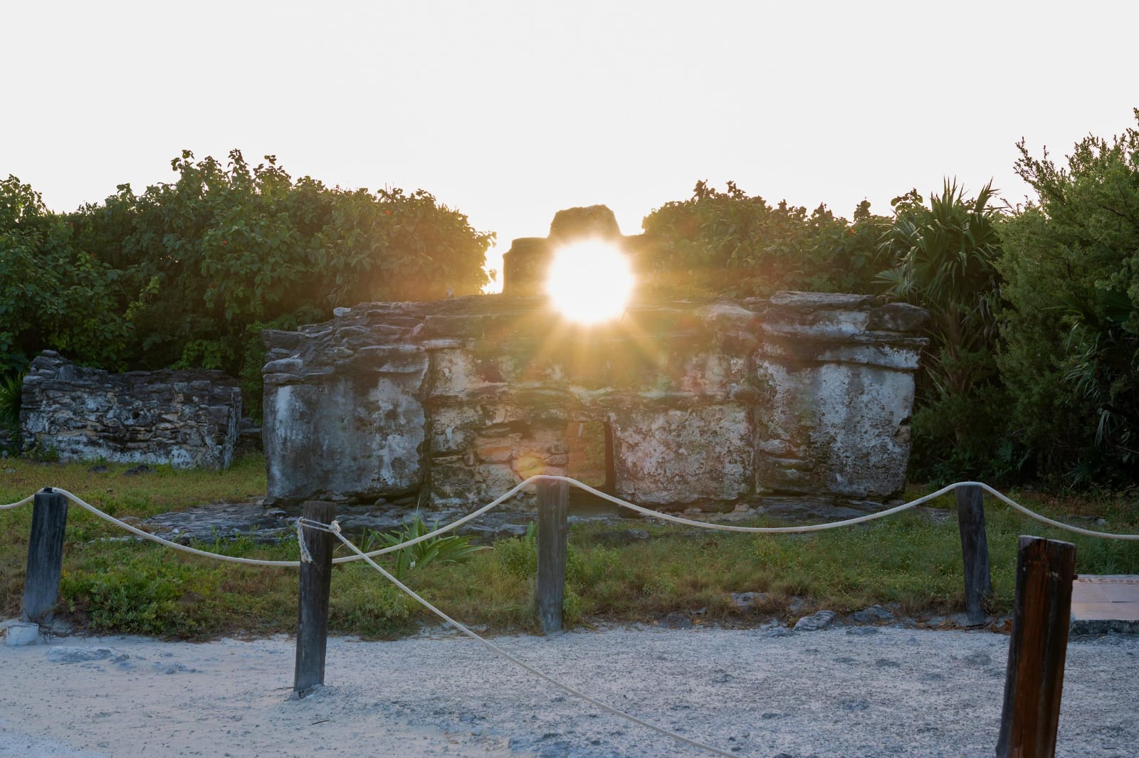 Habitantes de Cozumel se reunieron en Punta Sur para observar la alineación del sol con la ventana superior del edificio El Caracol.