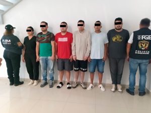 Elementos de seguridad trasladan a los seis detenidos implicados en delitos de alto impacto cometidos en diversas regiones del país.