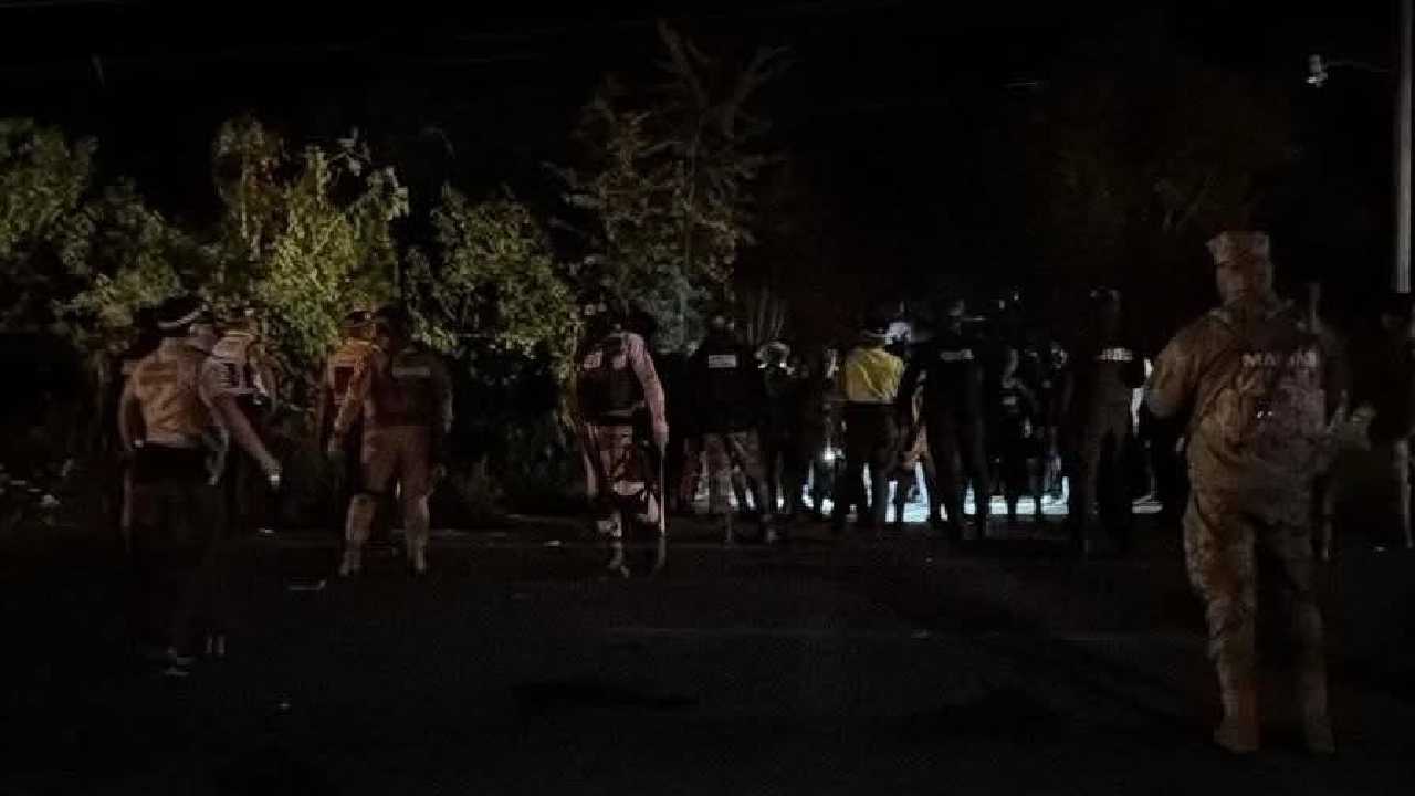 Pobladores de Cafetal Limones mantienen cerrada la carretera federal debido a la fuerte tensión social en la zona sur.