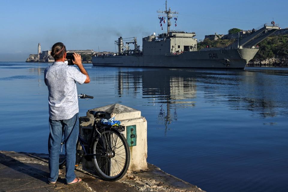Los buques Papaloapan e Isla Holbox atracan en el puerto de La Habana con suministros básicos para el pueblo cubano.