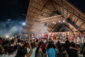 La Presidenta Municipal Ana Paty Peralta encabeza el desfile inaugural junto a la Corte Real del Carnaval Cancún 2026.