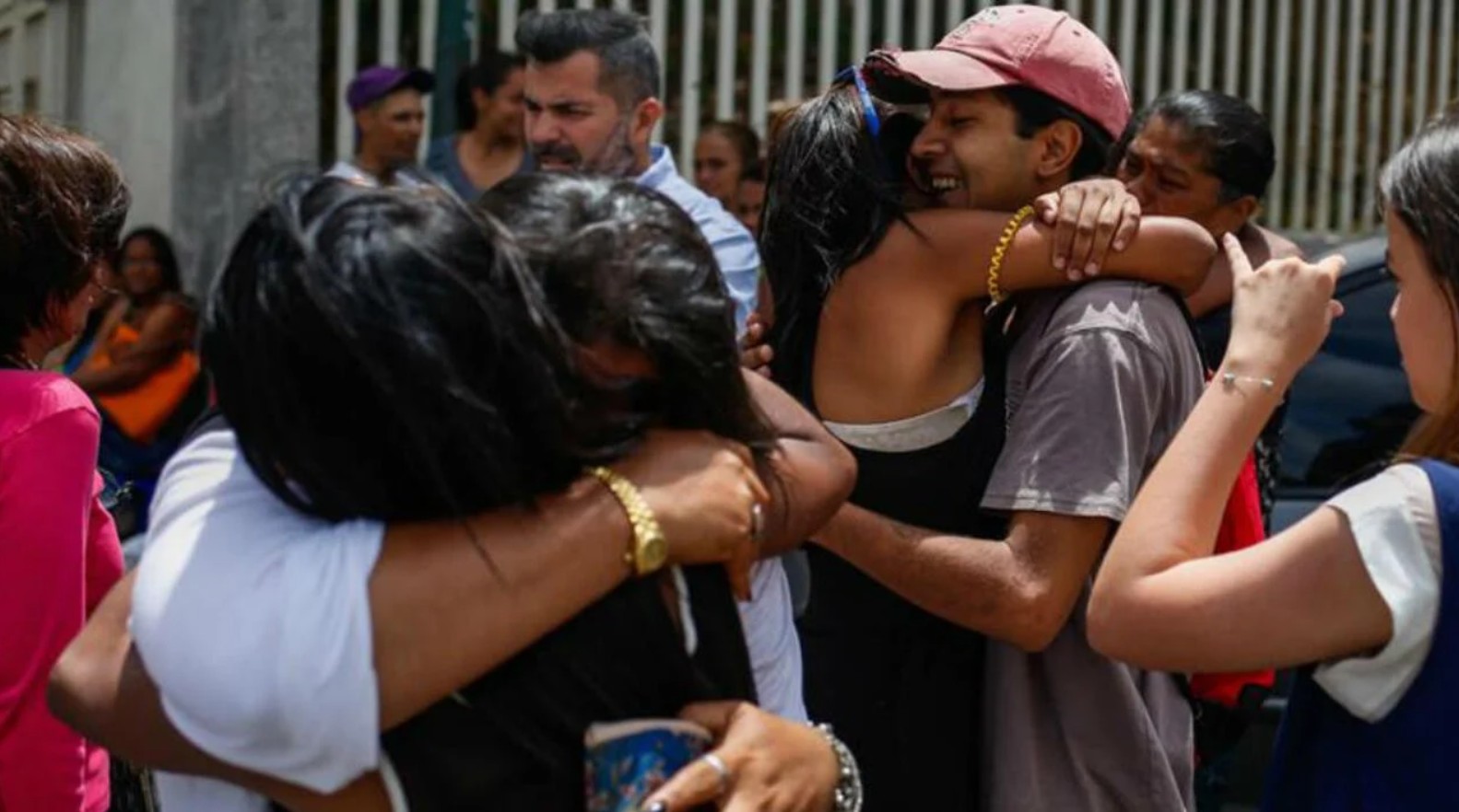 Familiares de los detenidos esperan noticias tras el anuncio oficial de la excarcelación de diecisiete ciudadanos en la capital venezolana.