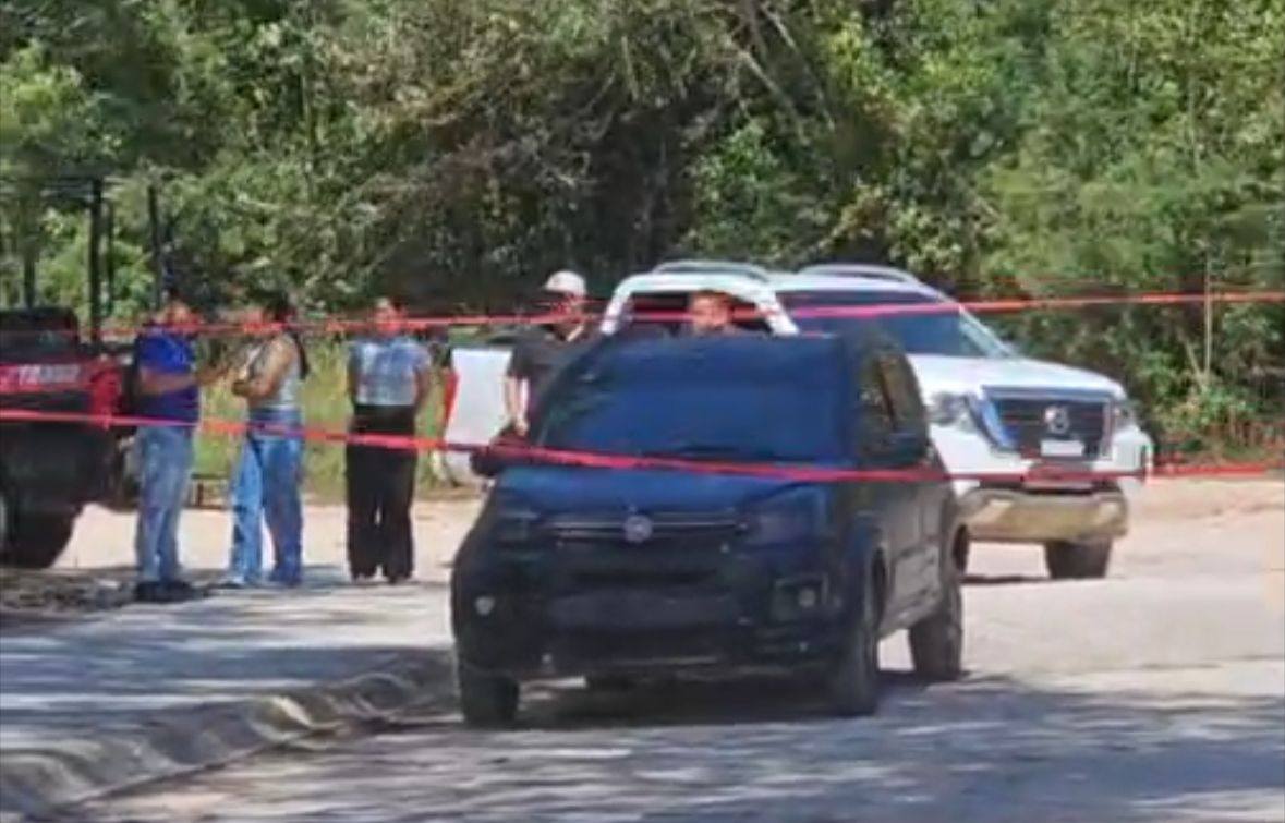 Peritos de la Vicefiscalía de Justicia Distrito Sur analizan el vehículo FIAT Mobi negro abandonado en el estacionamiento de la UTCh.