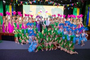 La cantante Flavia Kramelo domina el escenario durante su presentación en el Anfiteatro de la Plaza 28 de Julio.