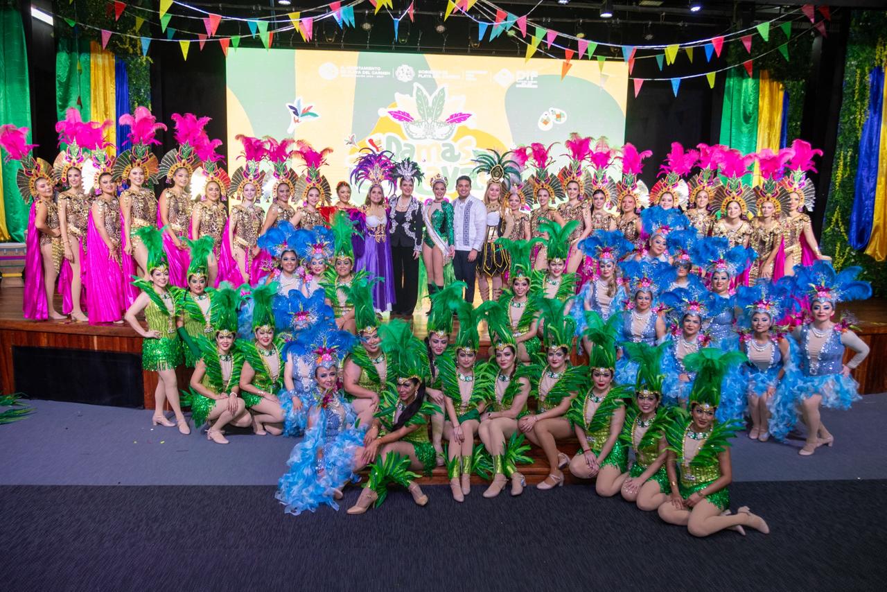 La cantante Flavia Kramelo domina el escenario durante su presentación en el Anfiteatro de la Plaza 28 de Julio.