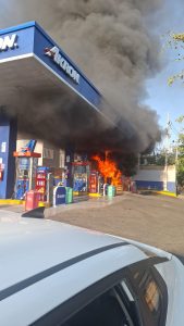 Vehículos incendiados obstruyen las principales avenidas durante los recientes narcobloqueos en el norte del país.